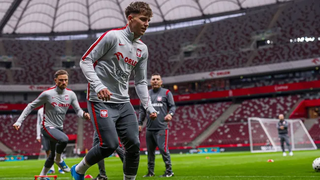 Pietuszewski em treino da Seleção da Polônia antes da repescagem da Copa do Mundo. Foto: IMAGO/ Jornalix