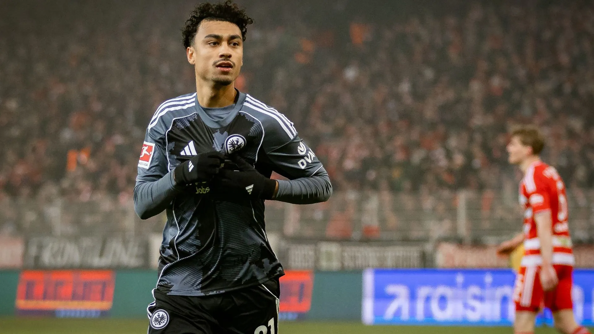 Brown em jogo do Eintracht Frankfurt (foto: Inaki Esnaola/Getty Images)