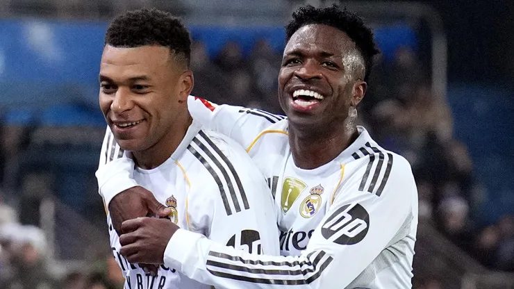 Mbappé e Vinicius Júnior durante uma partida do Real Madrid. Foto: Juan Manuel Serrano Arce/Getty Images