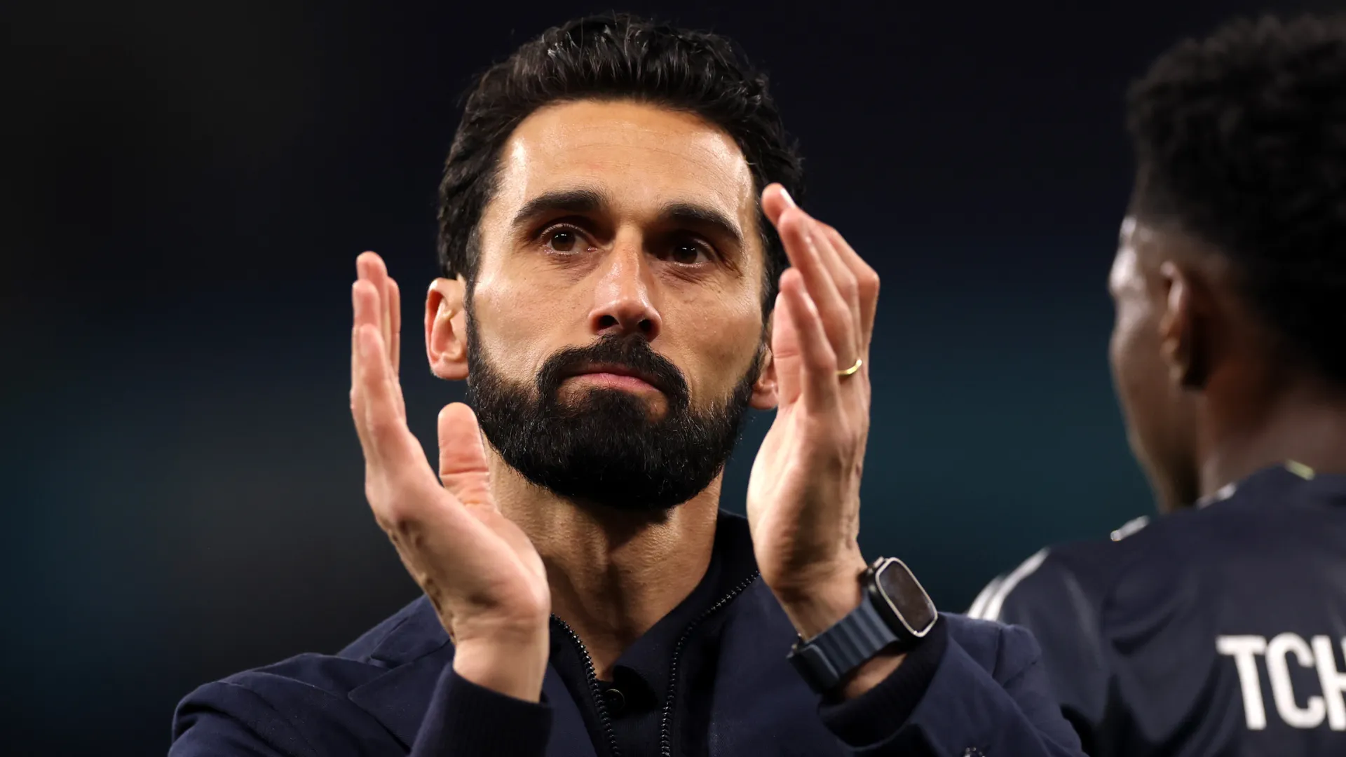 Álvaro Arbeloa bate palma durante jogo pelo Real Madrid