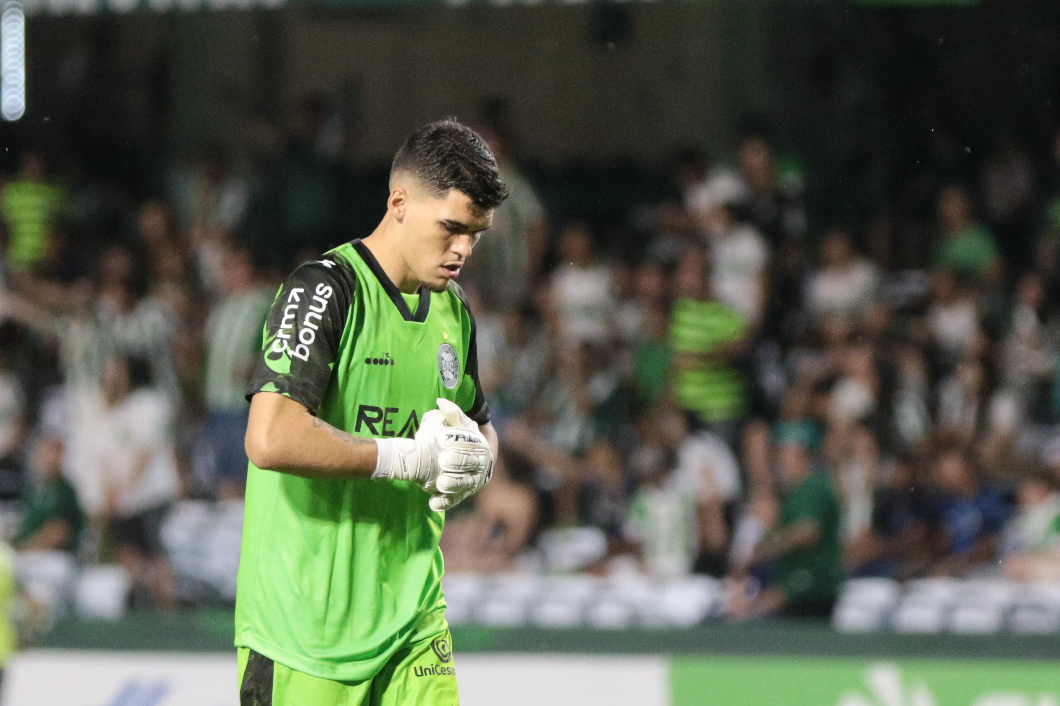 Morisco pode substituir Courtois. Foto: Robson Mafra/AGIF