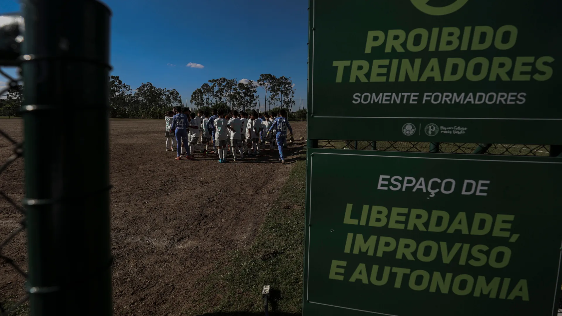 Placa no CT da base do Palmeiras: