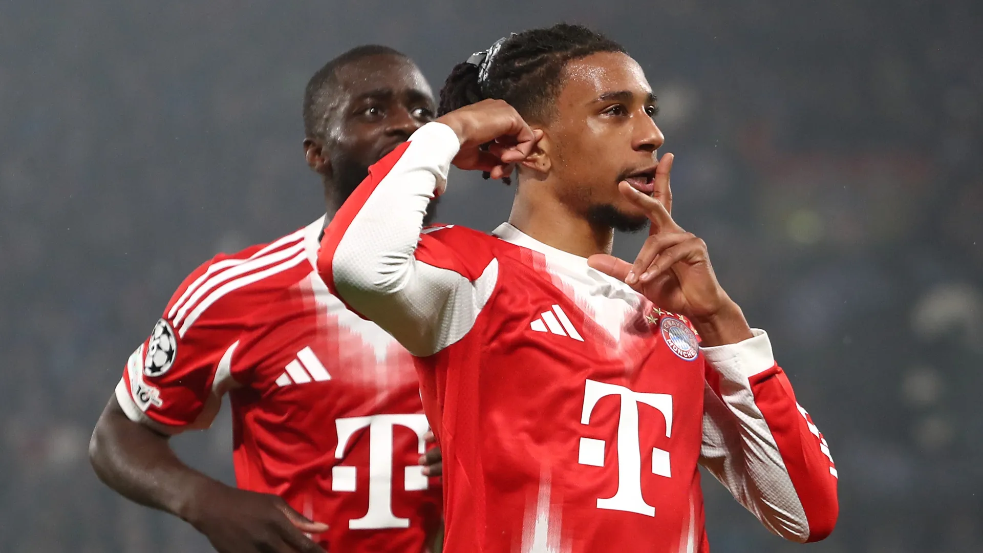 O atacante Michael Olise comemora gol do Bayern