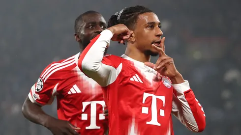 O atacante Michael Olise comemora gol do Bayern (Marco Luzzani/Getty Images)