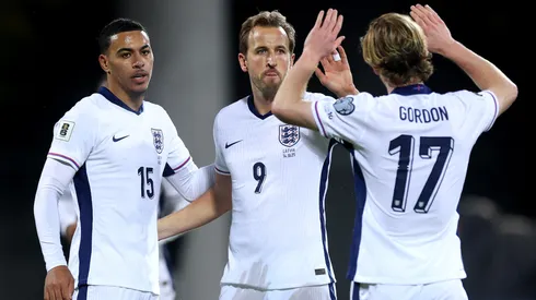 Harry Kane comemora um de seus gols na goleada por 5 a 0 sobre a Letônia.