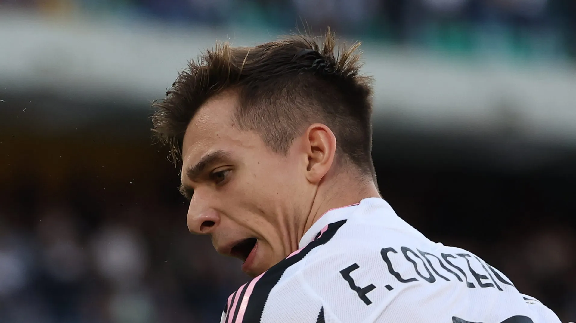 Francisco Conceição, da Juventus FC, comemora após marcar o primeiro gol de sua equipe durante a partida da Serie A entre Hellas Verona FC e Juventus FC no Estádio Marcantonio Bentegodi, em 20 de setembro de 2025, em Verona, Itália. (Foto de Francesco Scaccianoce/Getty Images)