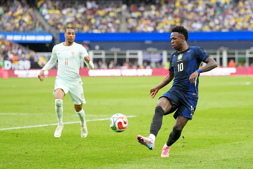 Vini Jr. controla a bola em Brasil x França. (Photo by Michael Owens/Getty Images)