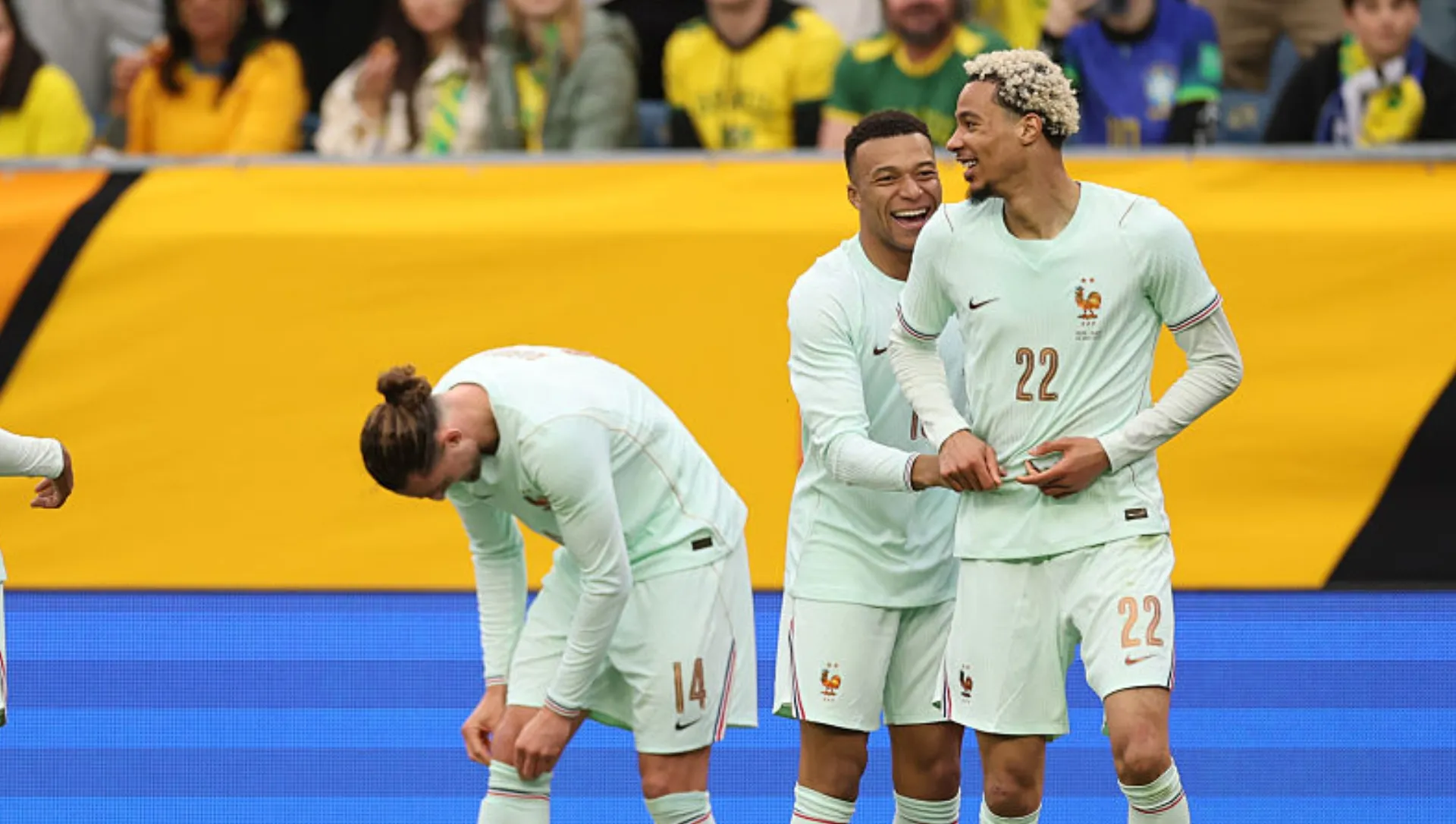 Mbappé abraça Ekitiké, enquanto jogadores sorriem