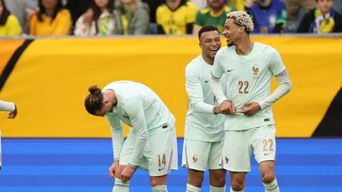 Ekitiké e Mbappé comemoram gol em Brasil x França. Michael Owens/Getty Images.