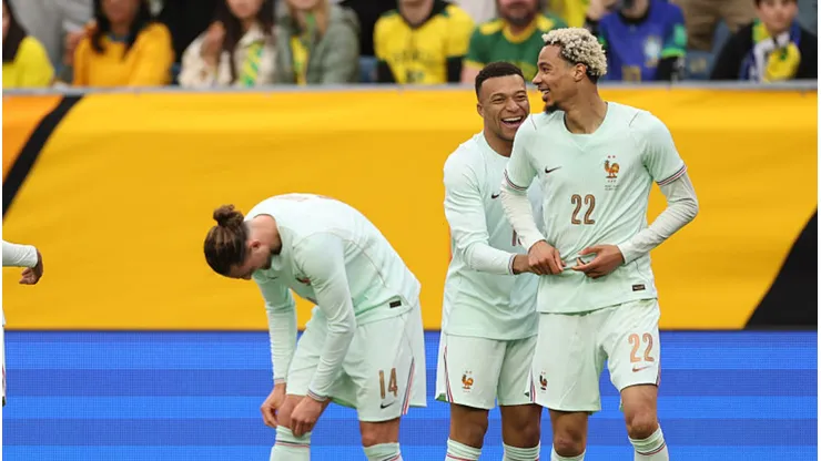 Ekitiké e Mbappé comemoram gol em Brasil x França. Michael Owens/Getty Images.