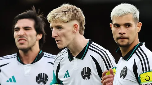 Sandro Tonali, Anthony Gordon e Bruno Guimarães. (Photo by Matt McNulty/Getty Images)