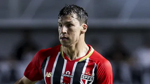 Gonzalo Tapia, do São Paulo, avança com a bola durante a partida do Brasileirão 2026 entre Santos e São Paulo no Estádio Urbano Caldeira (Vila Belmiro), em 4 de fevereiro de 2026, em Santos, Brasil. (Foto por Ricardo Moreira/Getty Images)