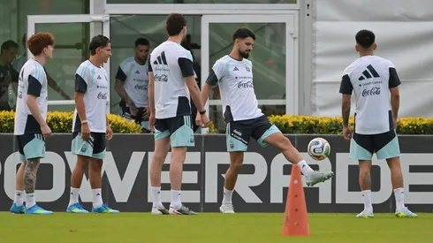 O atacante Flaco López domina a bola em treina da Argentina (Marcelo Endelli/Getty Images)