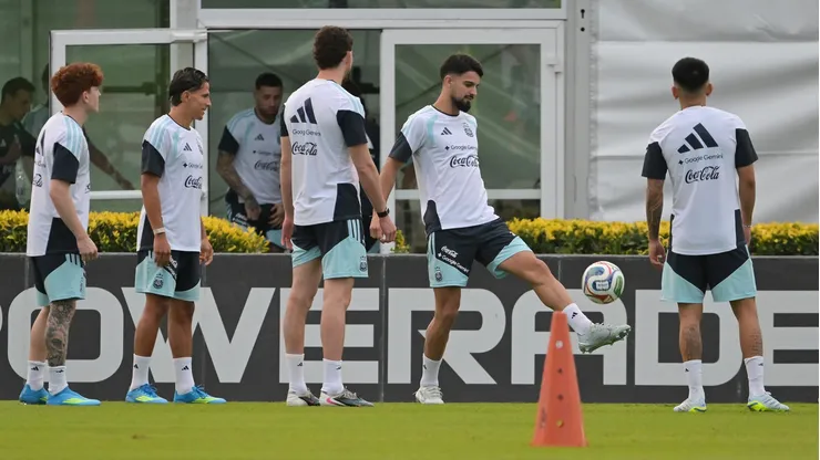 O atacante Flaco López domina a bola em treina da Argentina (Marcelo Endelli/Getty Images)