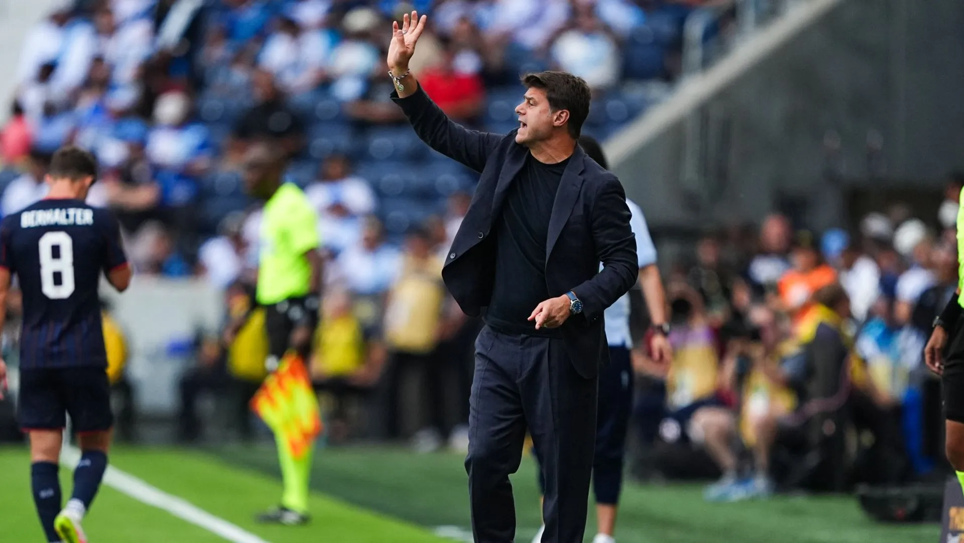 Mauricio Pochettino ensina jogadores durante a Gold Cup 2025. Foto: Kyle Rivas/Getty Images