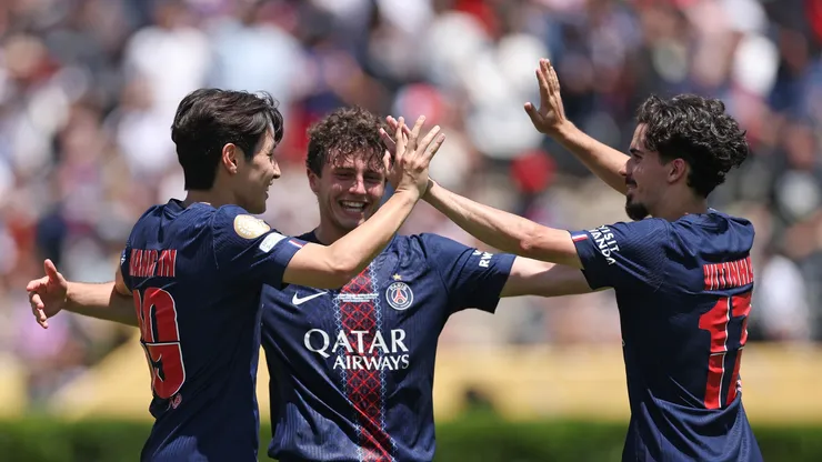 Lee Kang-in, João Nezes e Vitinha comemoram gol do PSG (tu Forster/Getty Images)