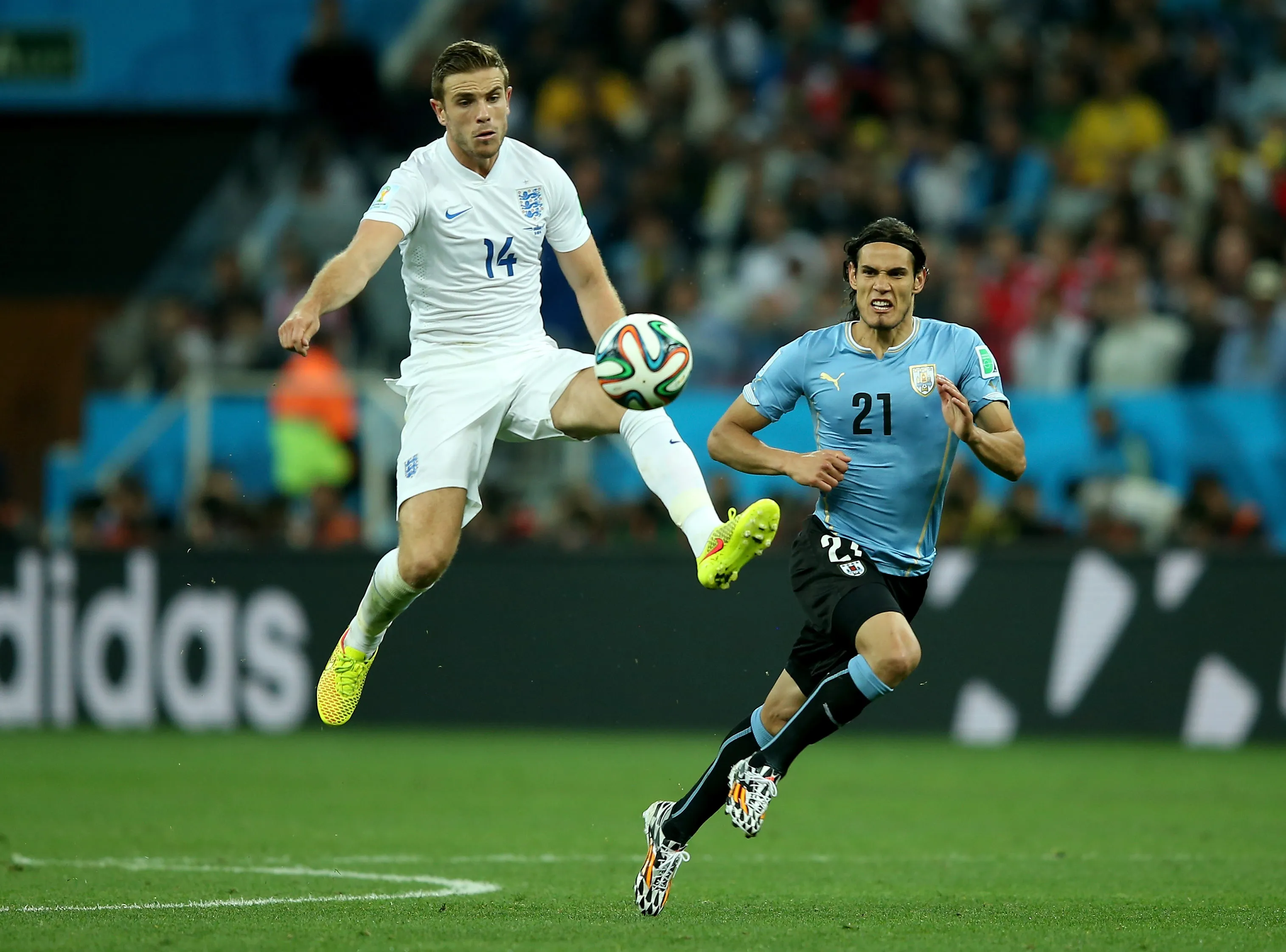 Henderson disputa bola com Cavani. Foto: Richard Heathcote/Getty Images