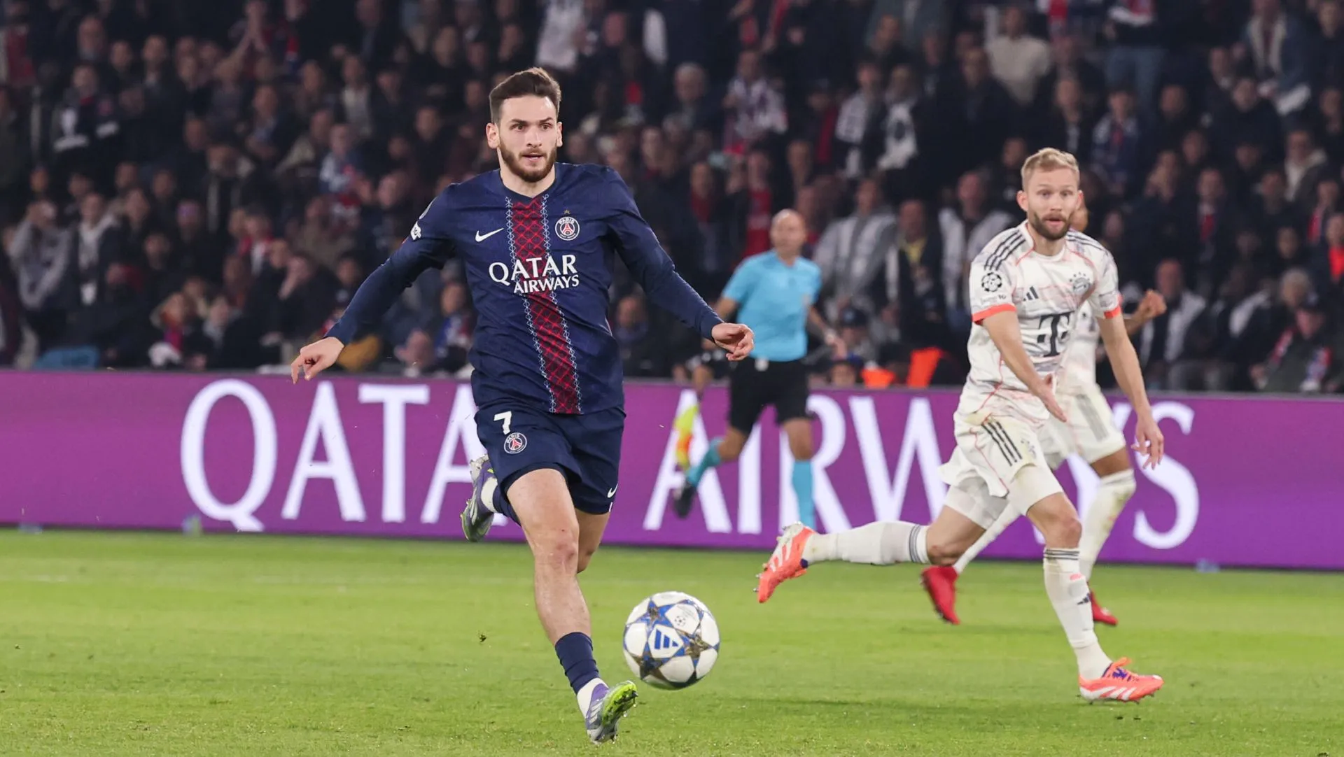 Kvaratskhelia controla a bola durante partida da Champions League. Foto: Catherine Steenkeste/Getty Images para Qatar Airways