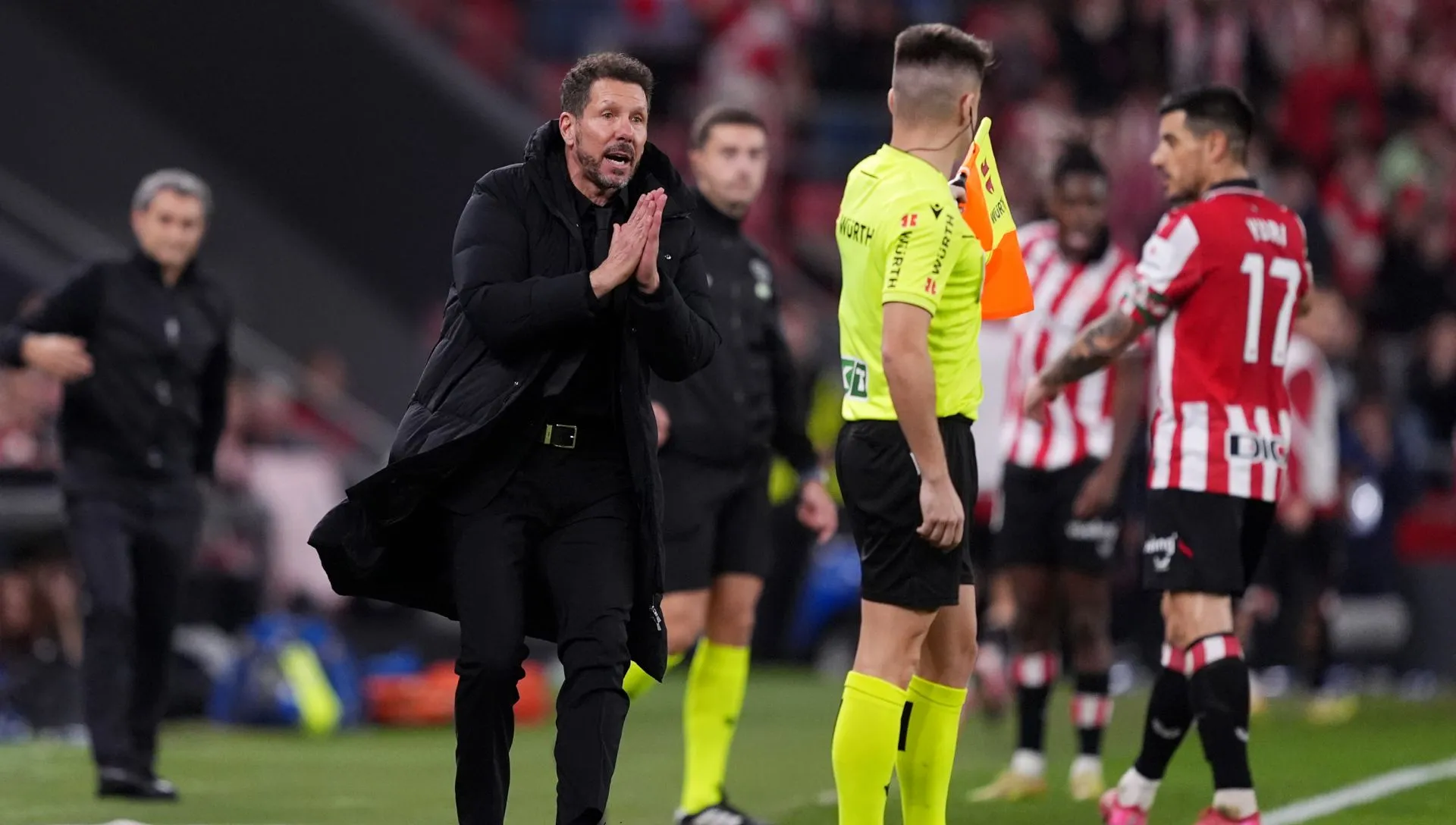 Simeone gesticula em direção ao árbitro assistente durante partida da LaLiga. Foto: Juan Manuel Serrano Arce/Getty Images