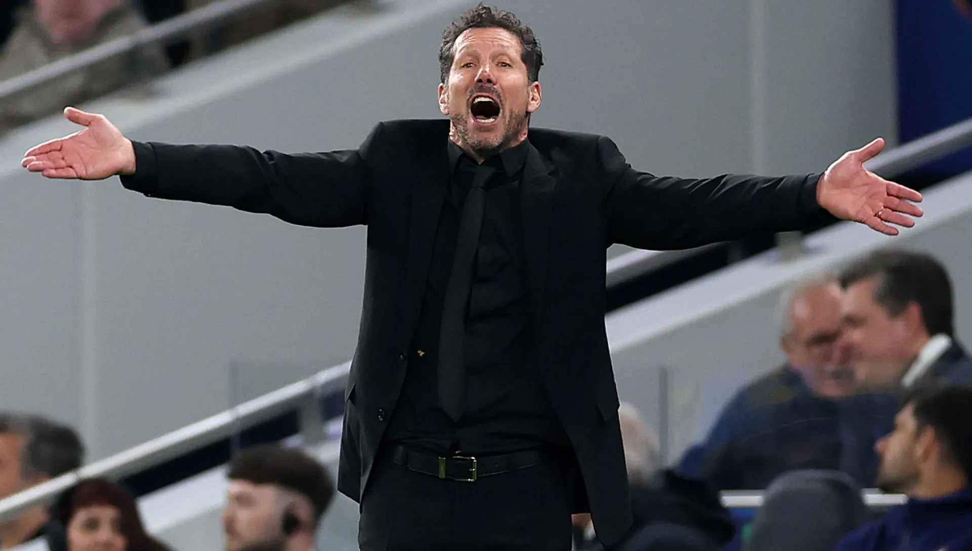 Diego Simeone, técnico do Atlético de Madrid, reage durante a partida da Champions League.