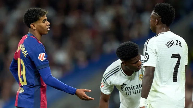 Lamine Yamal conversa com Vini Jr. em duelo Barcelona x Real Madrid (Angel Martinez/Getty Images)