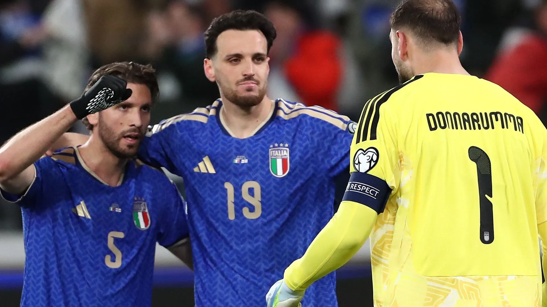 Gianluigi Donnarumma, Federico Gatti e Manuel Locatelli, da Itália, comemoram a vitória no final da partida de play-off das eliminatórias europeias para a Copa do Mundo da FIFA de 2026 entre Itália e Irlanda do Norte no Stadio di Bergamo, em 26 de março de 2026, em Bergamo, Itália. (Foto de Marco Luzzani/Getty Images)