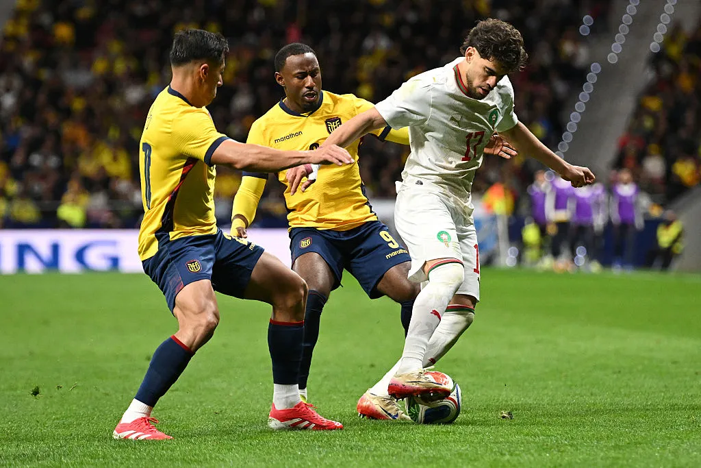 Alan Franco e John Yeboah disputam bola em Marrocos x Equador. (Photo by Denis Doyle/Getty Images)