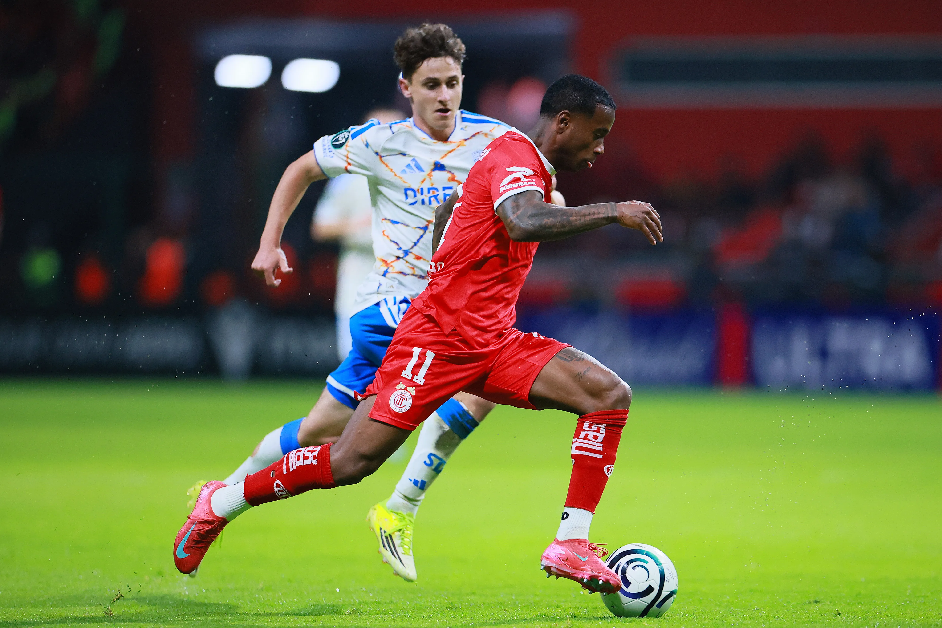Helinho se destaca pela velocidade e chute de média e longa distância. Foto:  Manuel Velasquez/Getty Images)