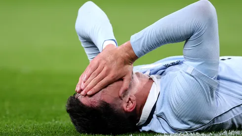 O lateral Piquerez reclama de dores após lesão com o Uruguai (Julian Finney/Getty Images)