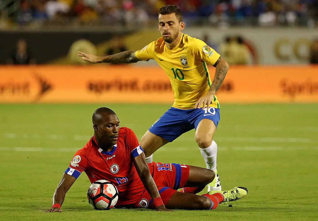 Lucas Lima e James Marcelin em Haiti x Brasil em 2015. (Photo by Mike Ehrmann/Getty Images)