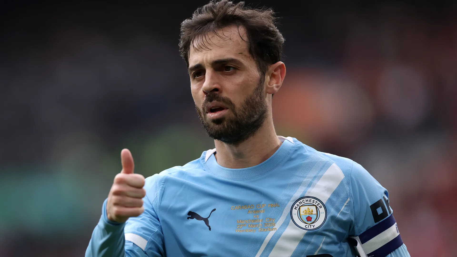 Bernardo Silva aparece fazendo sinal de positivo durante uma partida com o Manchester City