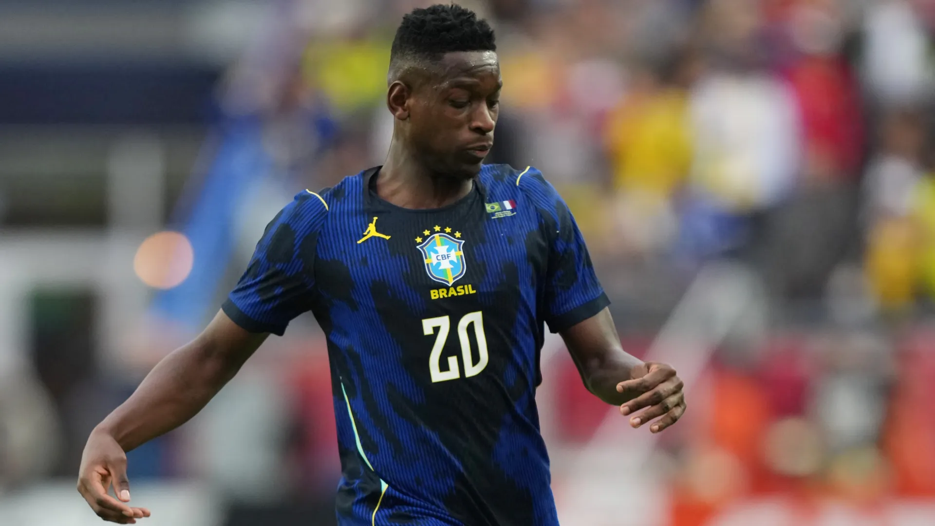 Luiz Henrique aparece focado durante uma partida com a Seleção Brasileira