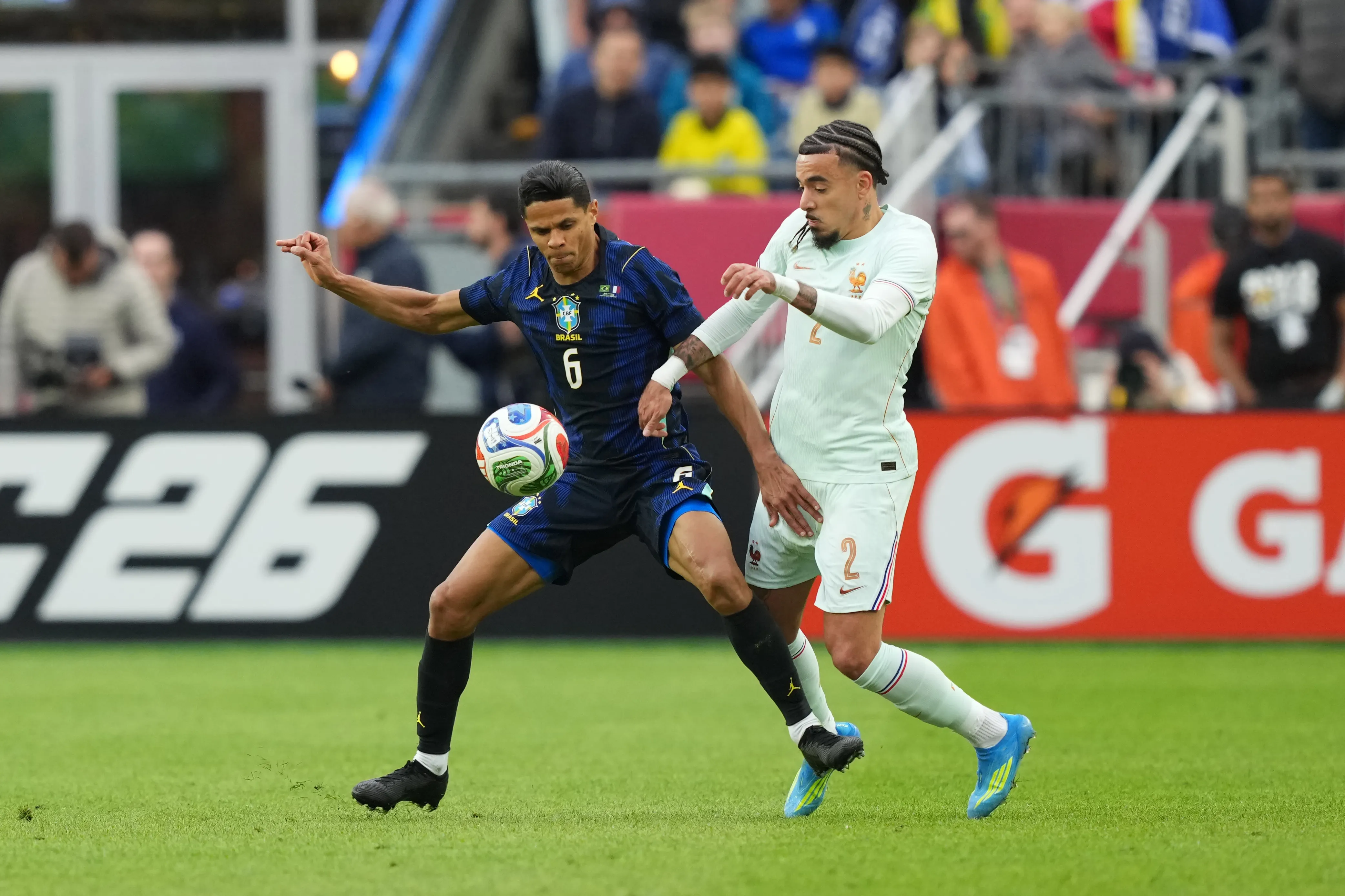 Douglas Santos durante Brasil x França. Foto: Michael Owens/Getty Images