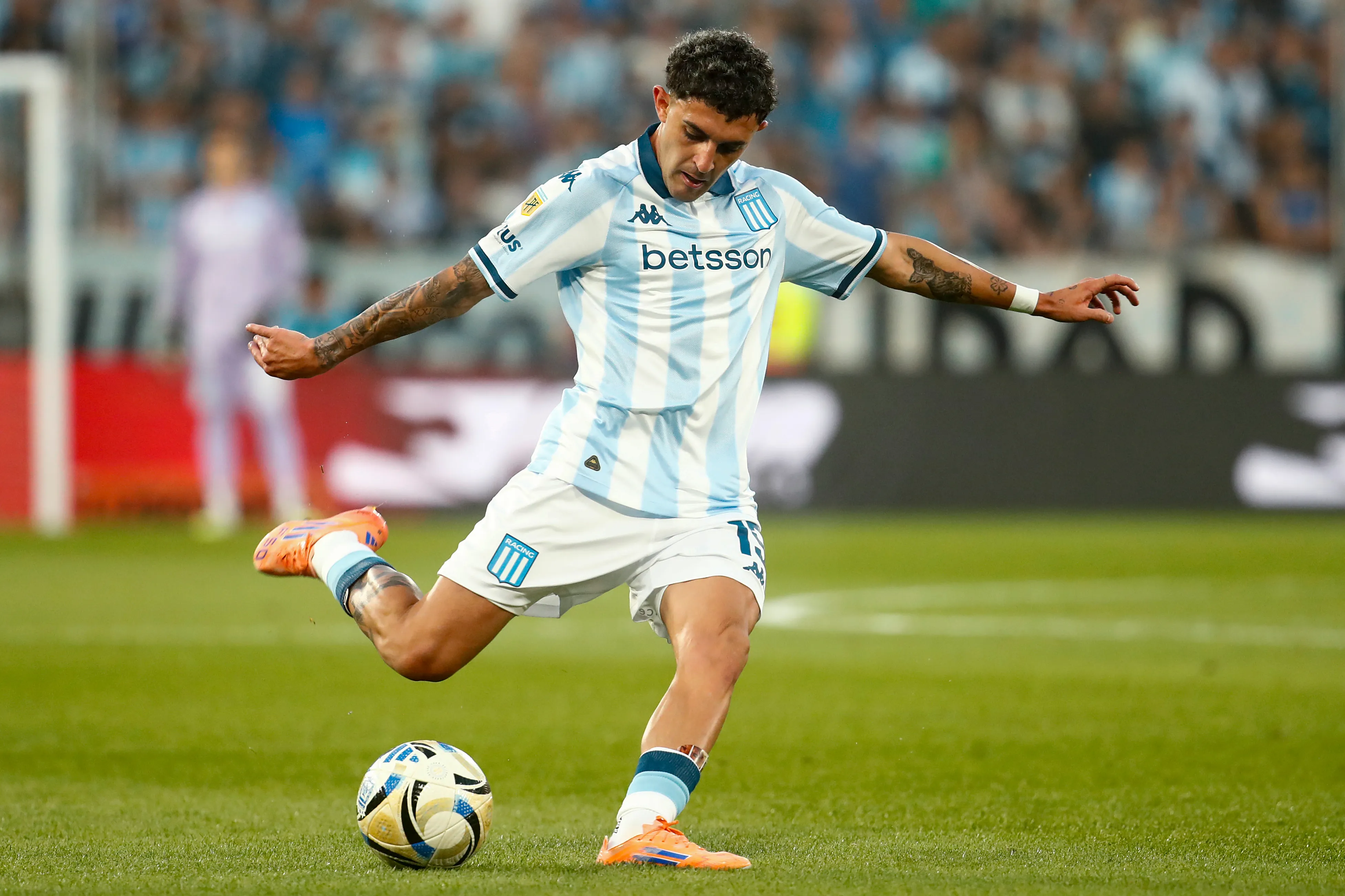 Martirena ainda é alvo do Grêmio (Foto: Marcos Brindicci/Getty Images)