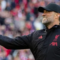 Klopp volta a Anfield e celebra com torcida em jogo beneficente de lendas