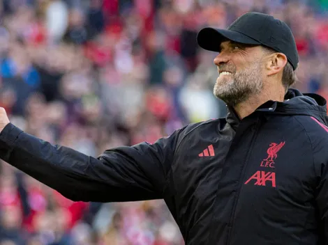 Klopp volta a Anfield e celebra com torcida em jogo beneficente de lendas