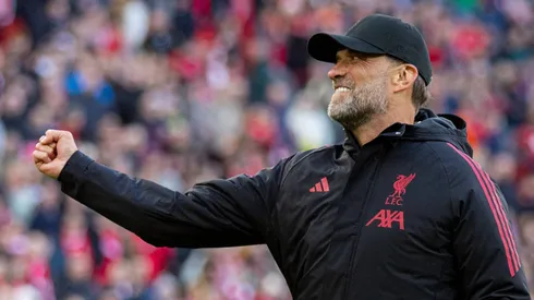 Jürgen Klopp volta para Anfield e celebra com torcida em jogo beneficente de lendas do futebol. (Foto de David RawcliffePropaganda)