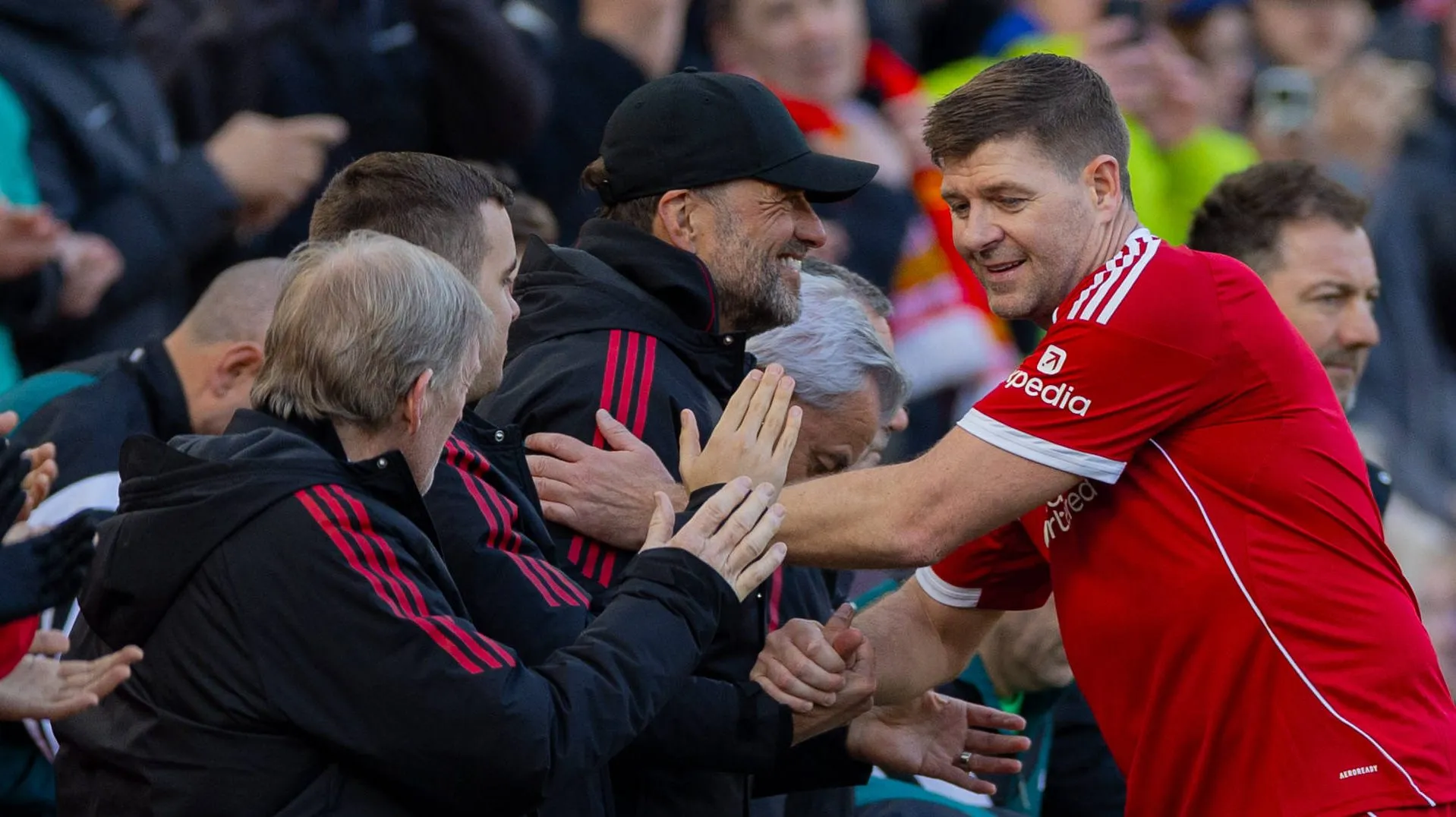 O capitão do Liverpool, Steven Gerrard, é saudado pelo auxiliar técnico Jürgen Klopp durante o jogo da Fundação LFC entre os Lendas do Liverpool FC e os Lendas do Borussia Dortmund em Anfield. (Foto de David RawcliffePropaganda) LIVERPOOL - Anfield - MERSEYSIDE - INGLATERRA