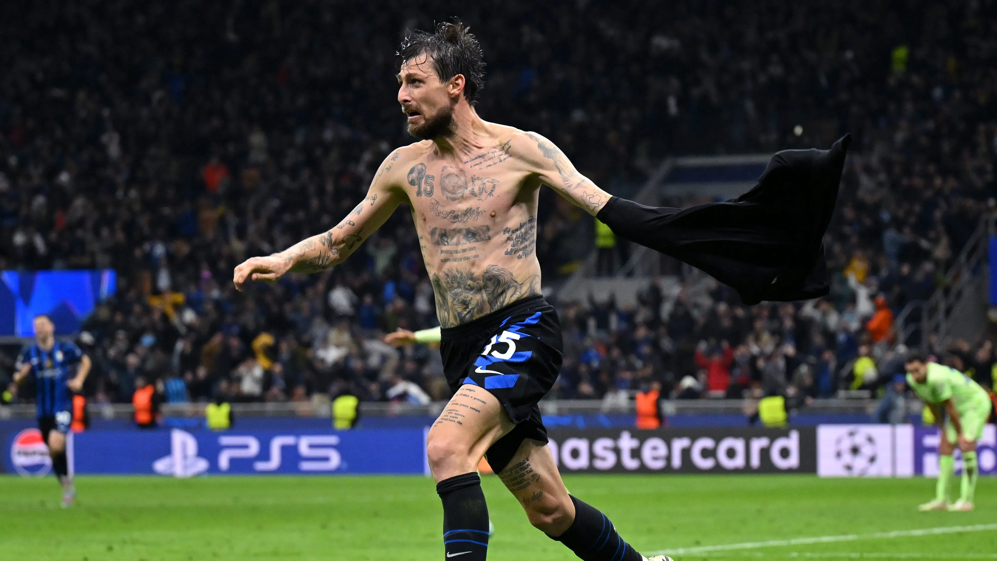 Francesco Acerbi comemorando gol histórico contra o Barcelona. Foto: Dan Mullan/Getty Images