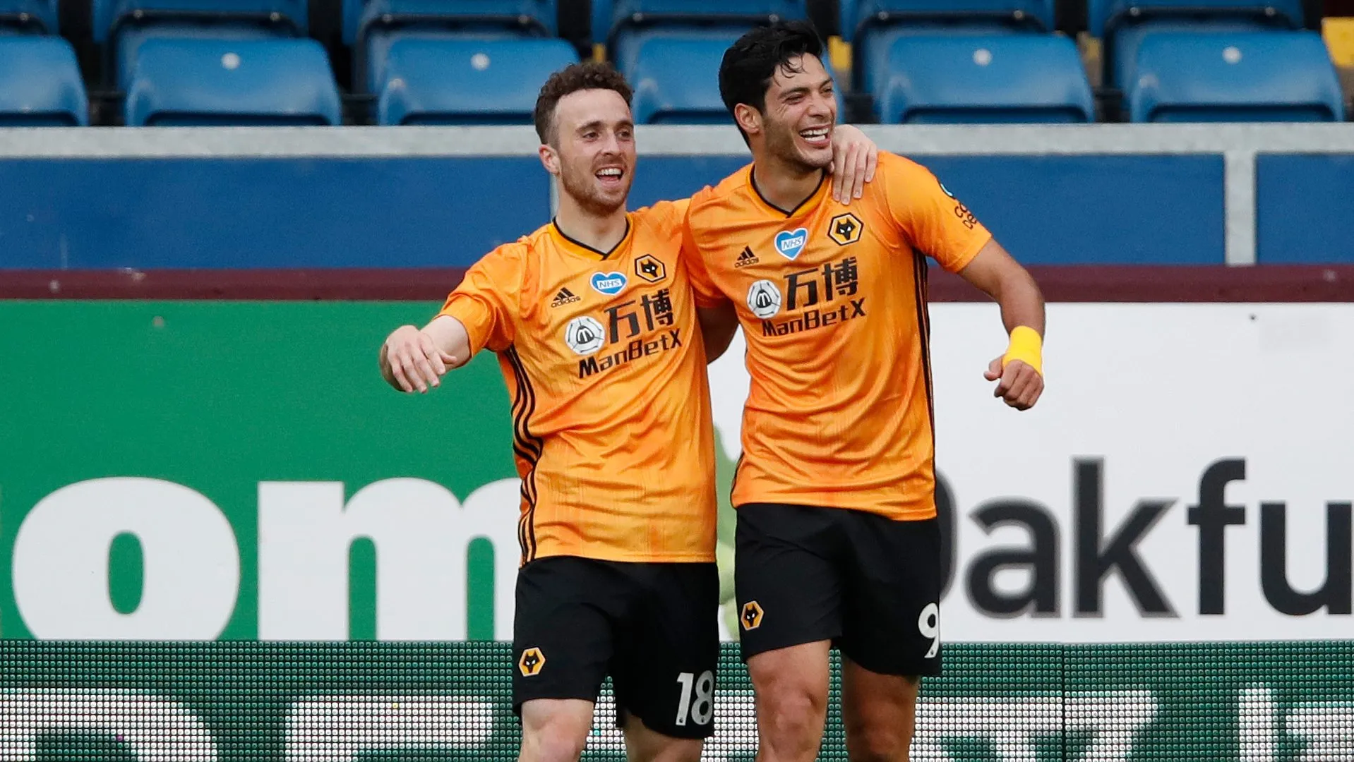 Raul Jimenez, do Wolverhampton Wanderers, comemora com o companheiro de equipe Diogo Jota após marcar o primeiro gol de seu time durante a partida da Premier League entre Burnley FC e Wolverhampton Wanderers no Turf Moor, em 15 de julho de 2020, em Burnley, Inglaterra. Os estádios de futebol em toda a Europa permanecem vazios devido à pandemia de Coronavírus, uma vez que as leis de distanciamento social do governo proíbem a presença de torcedores dentro dos locais, resultando em todas as partidas sendo disputadas com portões fechados. (Foto por Clive BrunskillGetty Images)