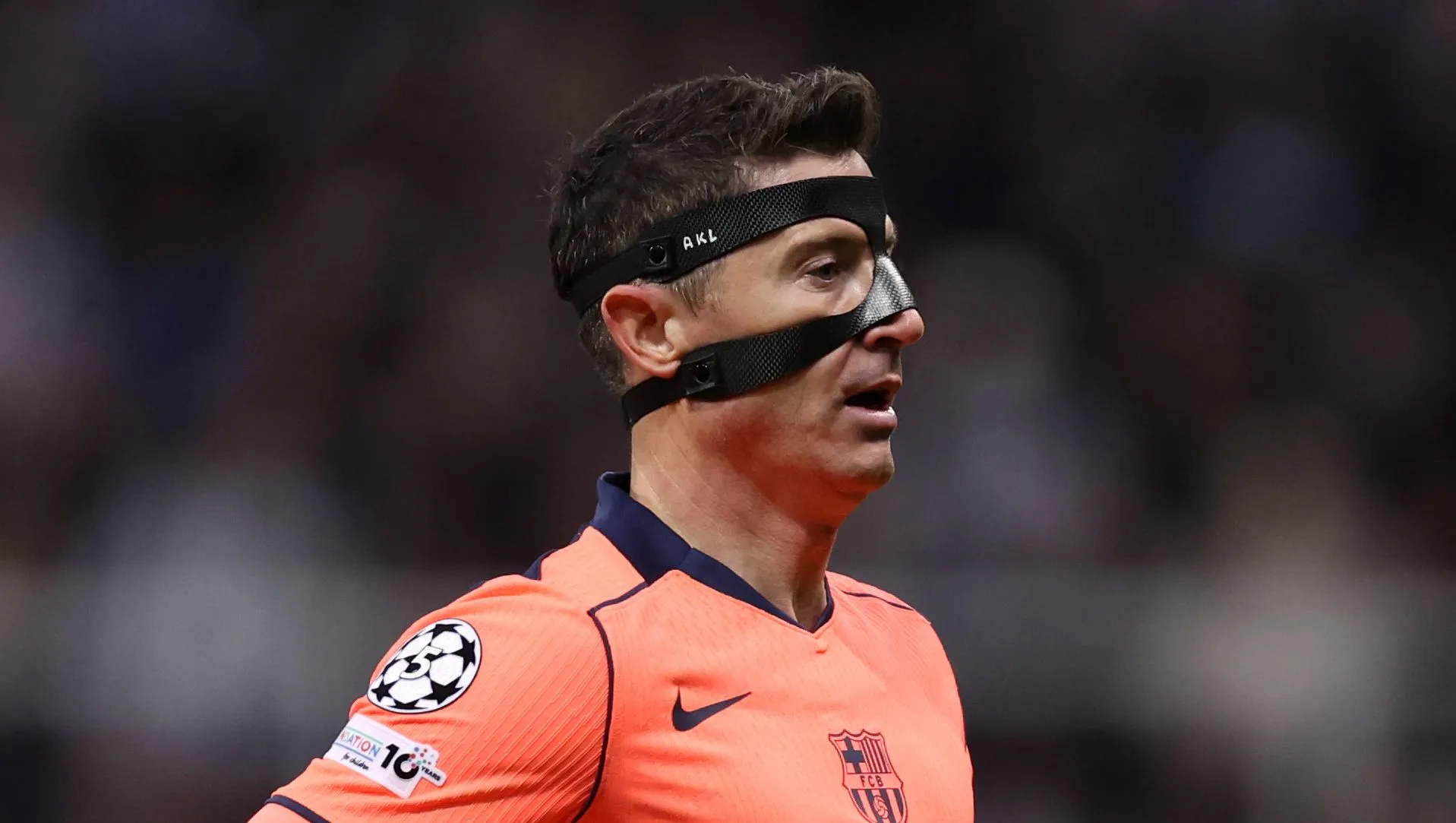 Lewandowski, alvo do Manchester United, em campo pelo Barcelona