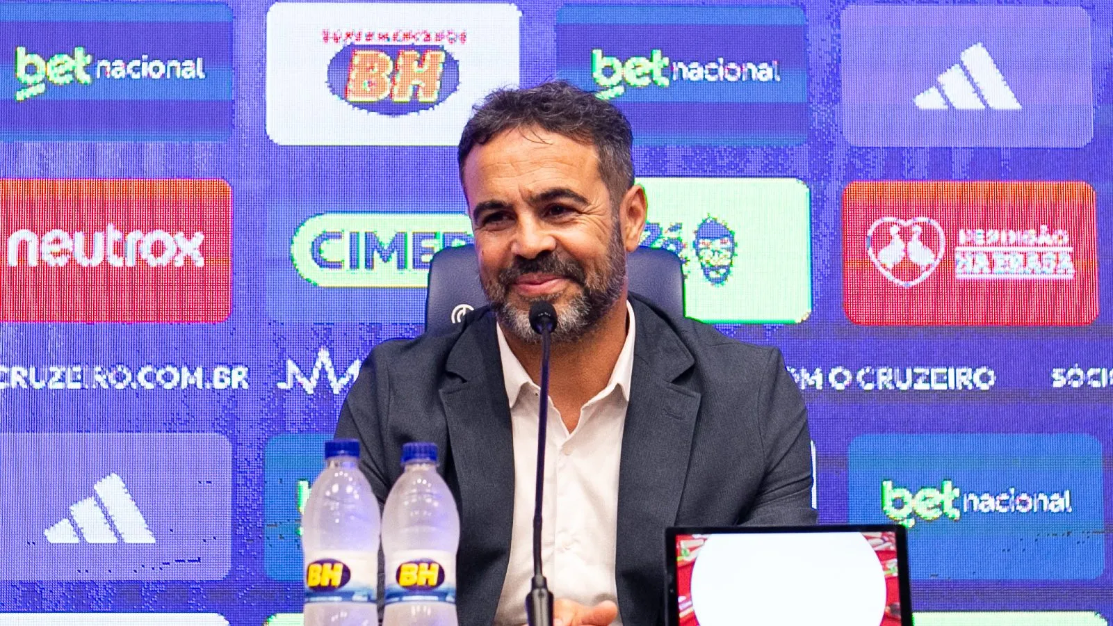Arthur Jorge durante sua apresentação oficial como Técnico do Cruzeiro em coletiva de imprensa realizada no CT Toca II. Foto Fernando MorenoAGIF