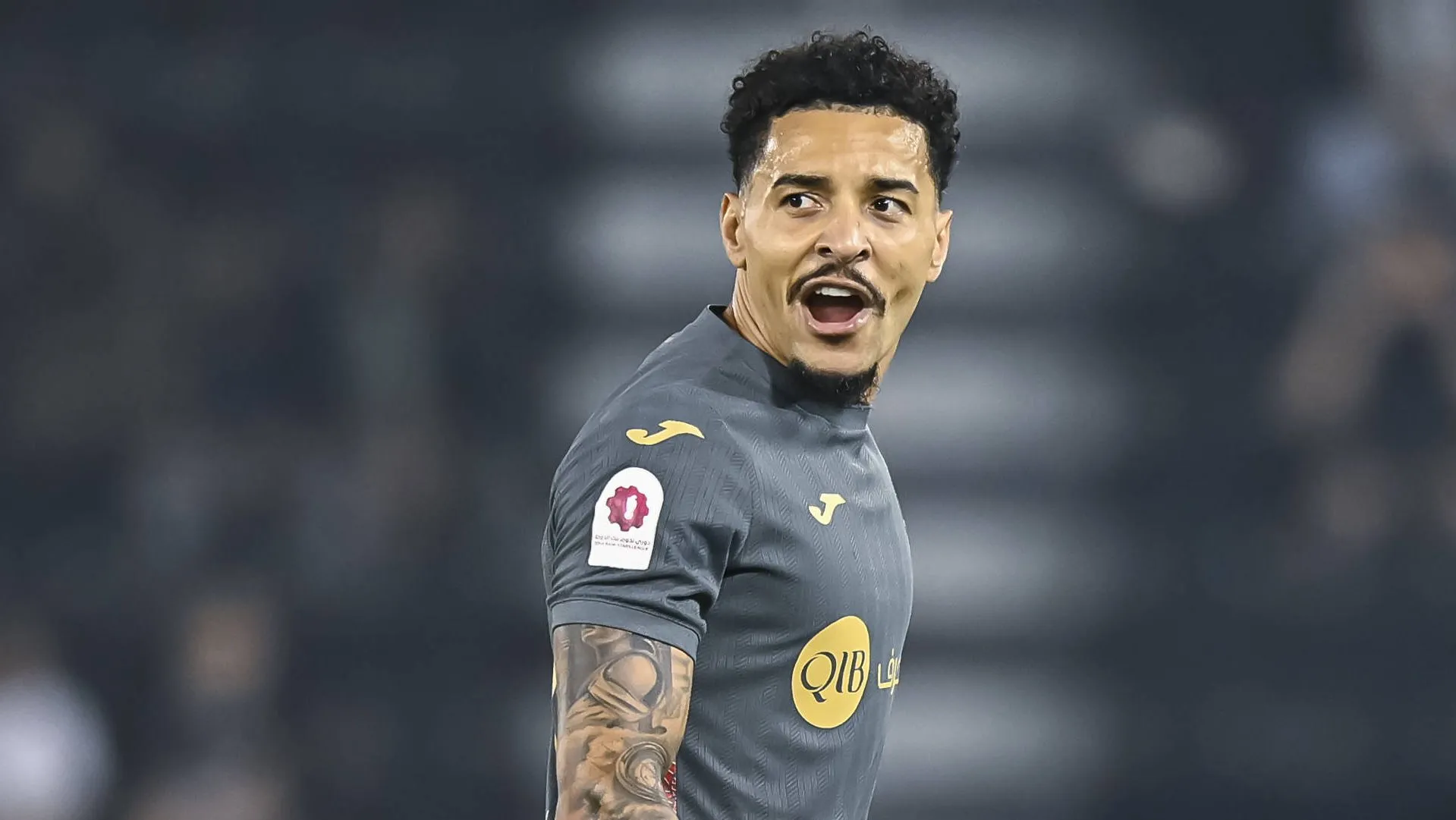 Gregore De Magalhaes Favero, do Al Rayyan SC, deixa o campo após receber um cartão vermelho durante a partida da Liga Stars do Qatar (Doha Bank) entre Al Sadd SC e Al Rayyan SC no Estádio Jassim bin Hamad, em Doha, Qatar, em 30 de outubro de 2025. Foto: IMAGO / Naushad