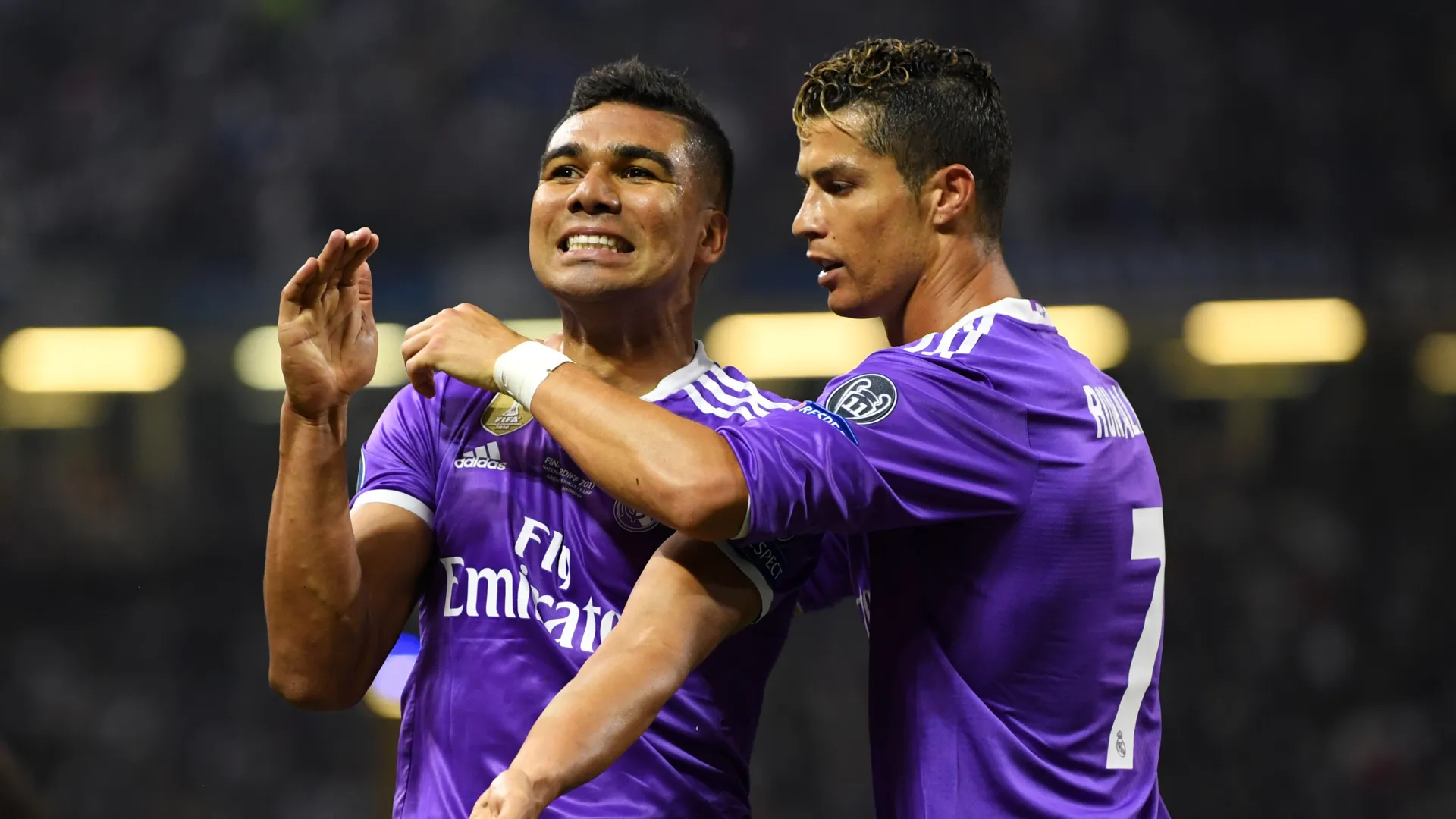 Casemiro comemora ao lado de Cristiano Ronaldo