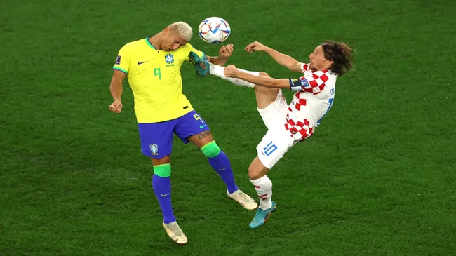 Modric e Richarlison na Copa de 2022 – Alex Pantling/Getty Images