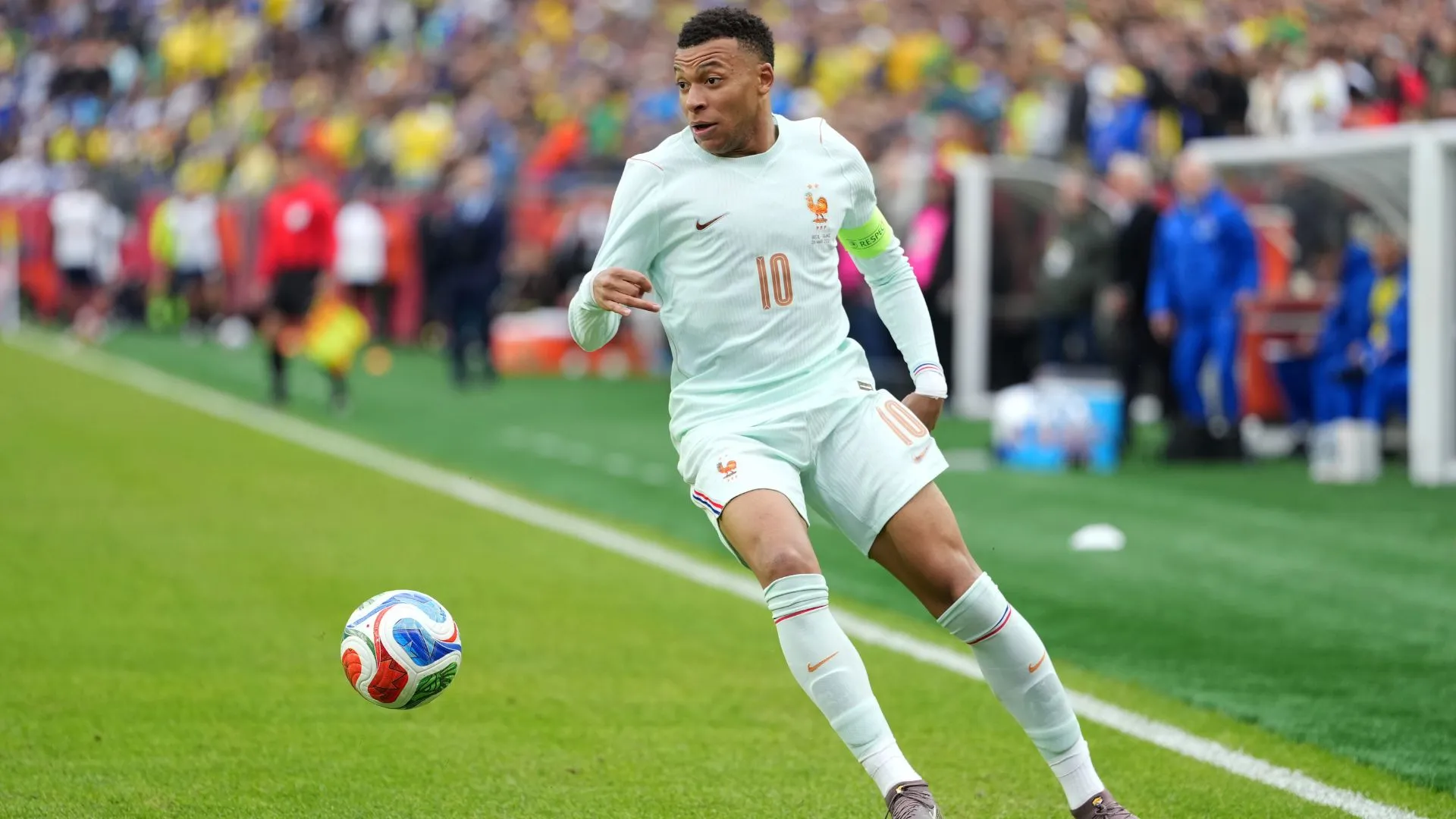 Mbappé fez a diferença em Brasil x França e foi elogiado por Léo Pereira (foto: Michael Owens/Getty Images)