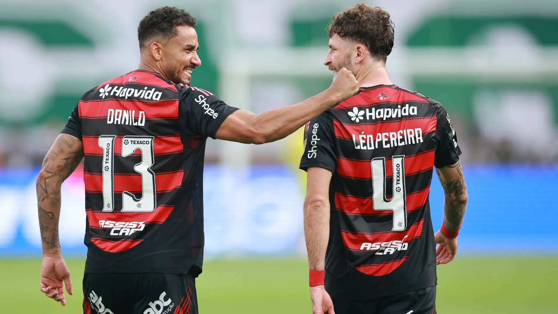 Danilo e Léo Pereira em jogo do Flamengo (foto: Hector Vivas/Getty Images)