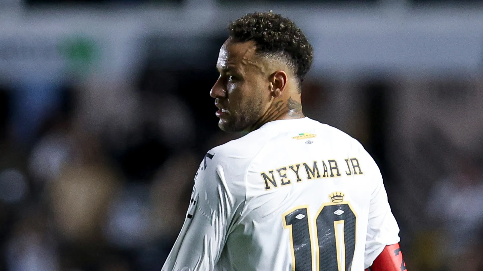 Neymar de costas em jogo do Santos