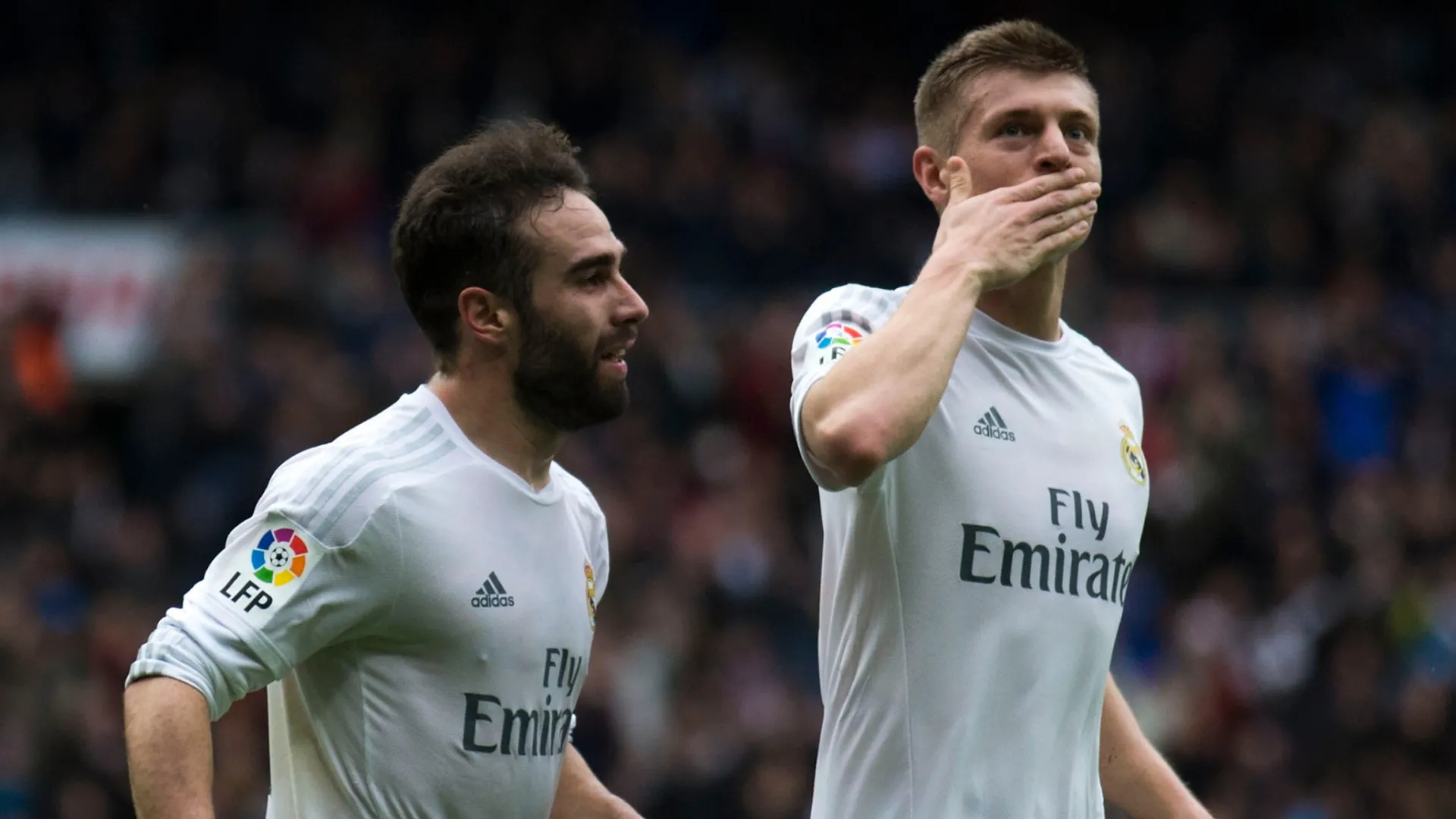 Dani Carvajal comemora ao lado de Kroos no Real Madrid