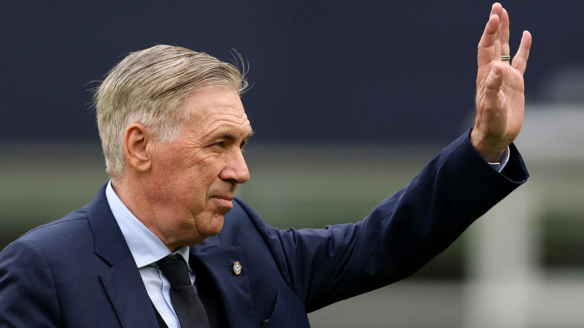 Ancelotti acena durante jogo da Seleção Brasileira